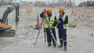 How Heavy Equipment Lifting Solutions Improve Safety On-Site - Versabar ...